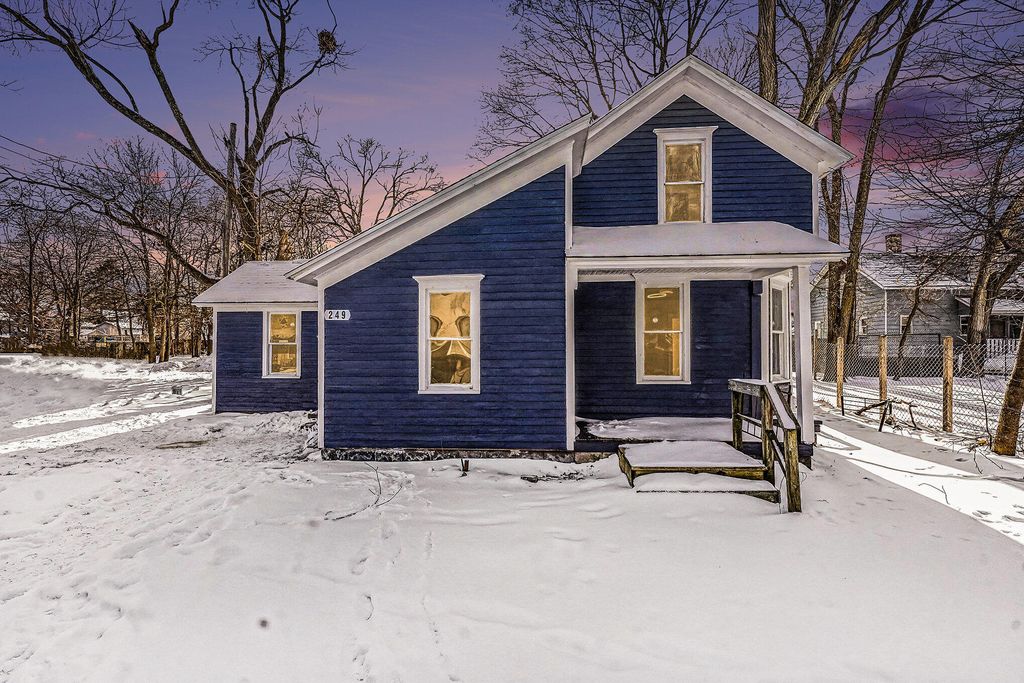 Photo of 249 Washington Avenue, Muskegon, MI 49441 (MLS # 26000168)