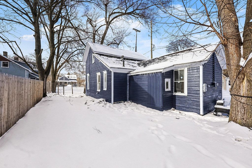 Photo of 249 Washington Avenue, Muskegon, MI 49441 (MLS # 26000168)