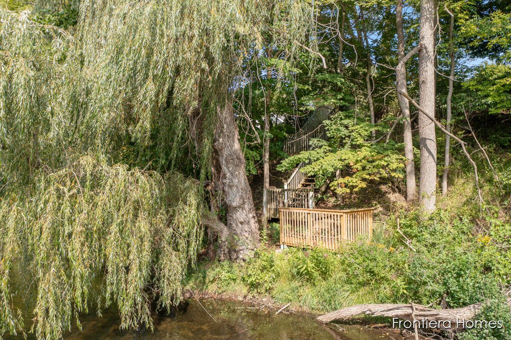 Photo of 175 S Main Street, Rockford, MI 49341 (MLS # 25047388)