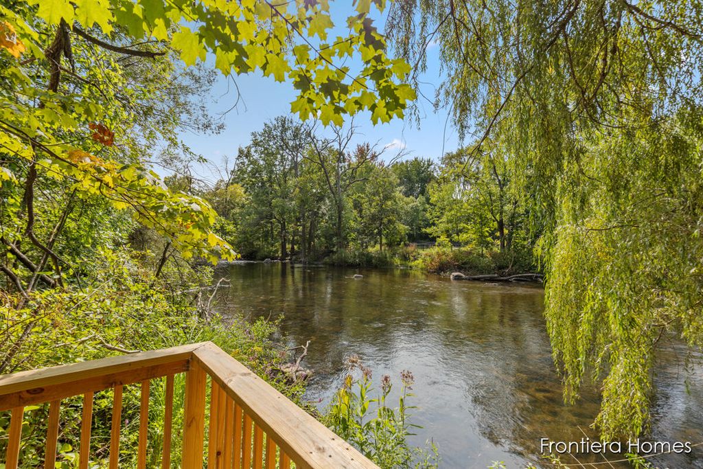 Photo of 175 S Main Street, Rockford, MI 49341 (MLS # 25047388)