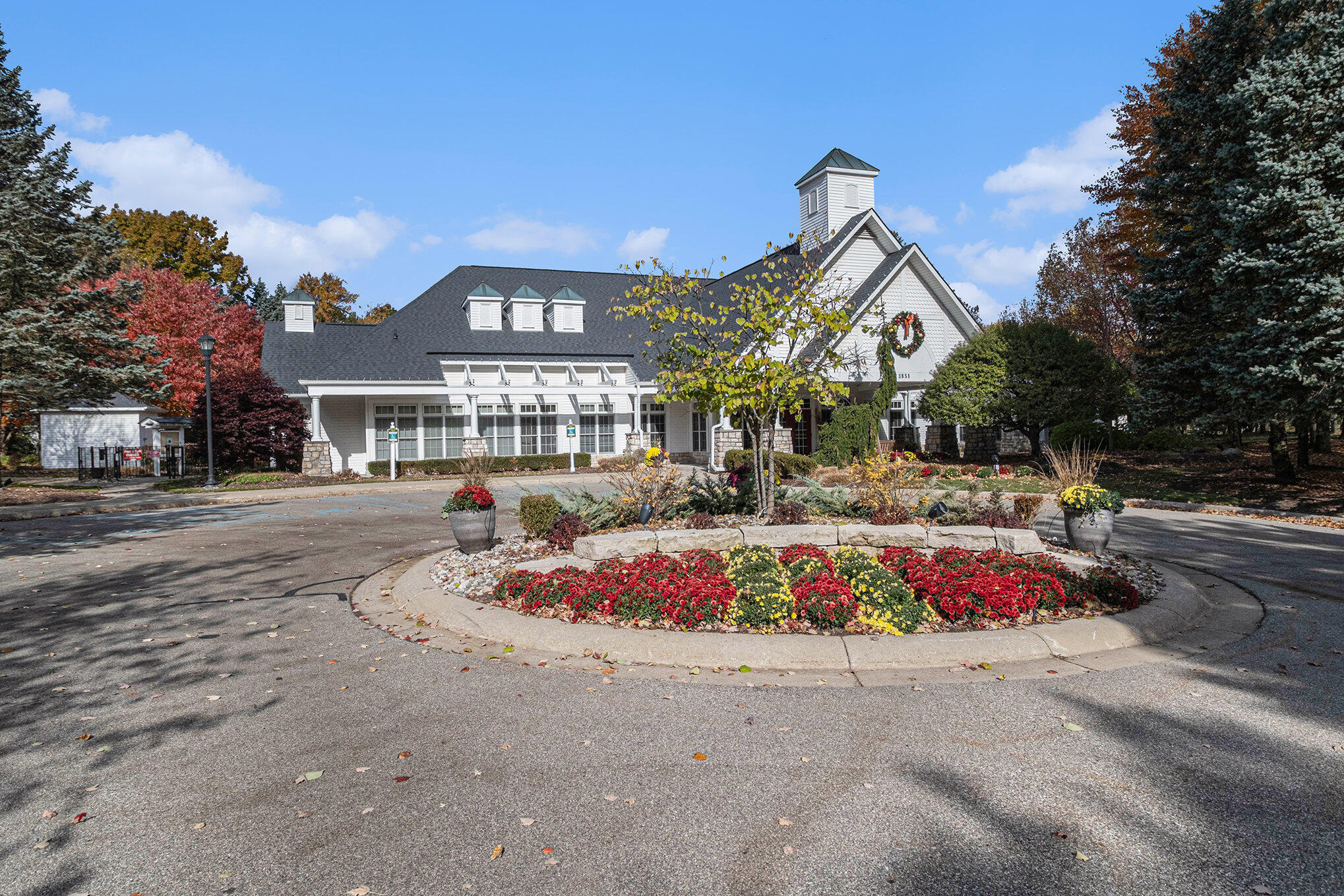 Auburn Hills, Michigan 48326, United States, 3 Bedrooms Bedrooms, ,2 BathroomsBathrooms,Residential,Pending,237147