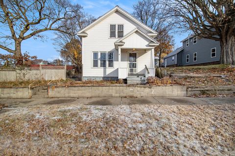 Photo of 603 E Dowland Street, Ludington, MI 49431 (MLS # 25059403)
