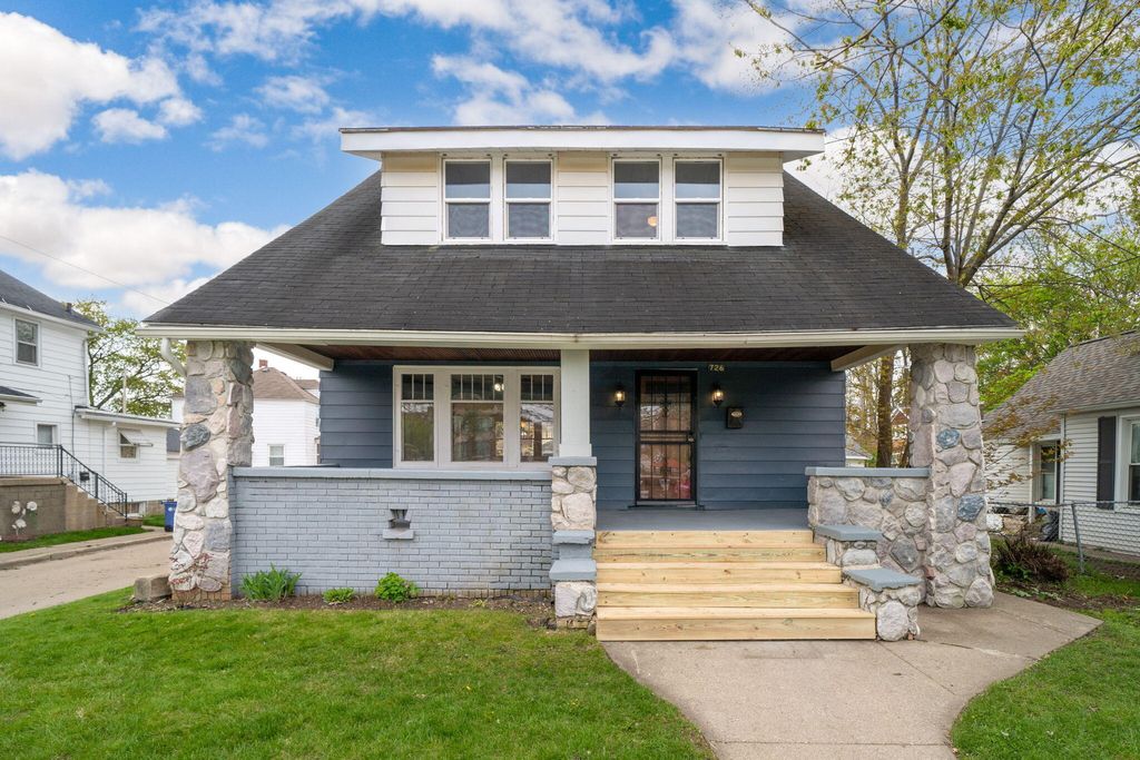 Photo of 726 Myrtle Street NW, Grand Rapids, MI 49504 (MLS # 23024947)