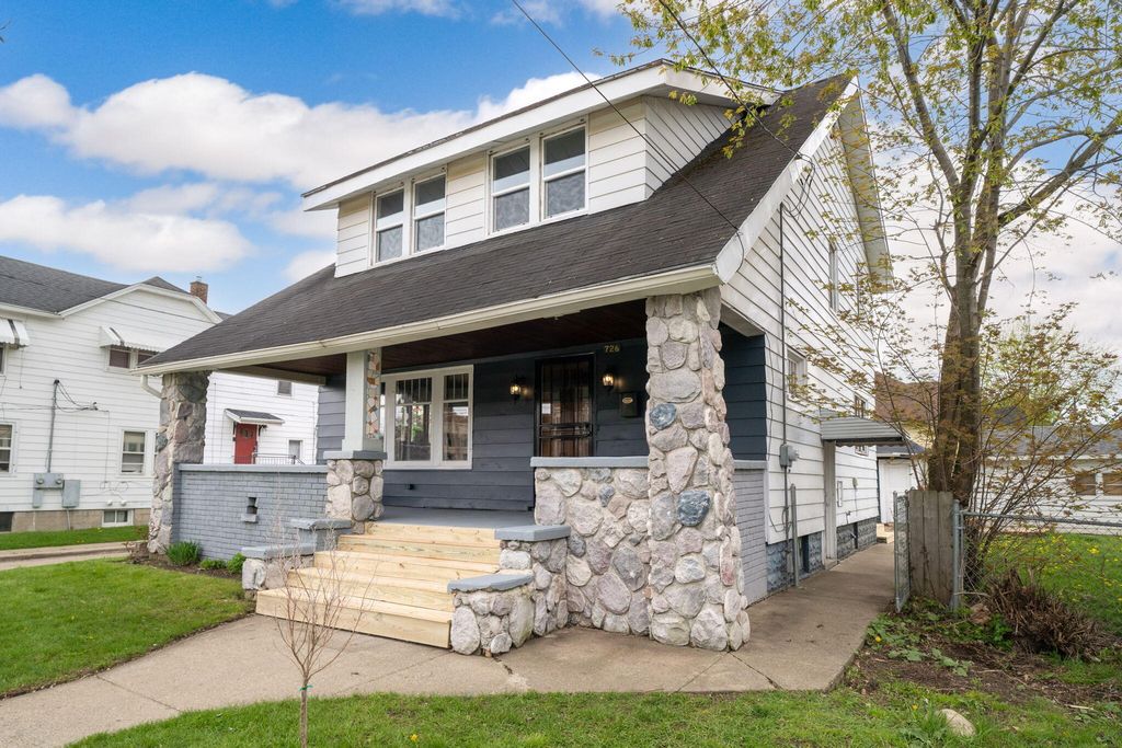 Photo of 726 Myrtle Street NW, Grand Rapids, MI 49504 (MLS # 23024947)