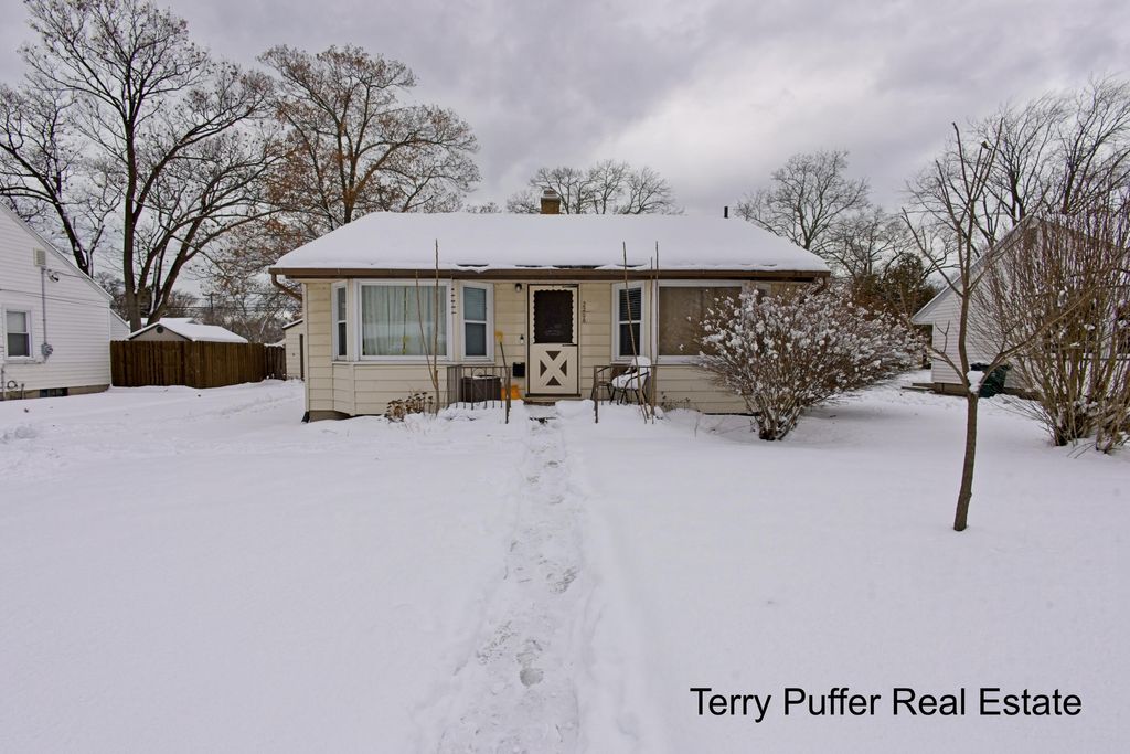 Photo of 2206 Oak Avenue, Muskegon, MI 49445 (MLS # 25060578)