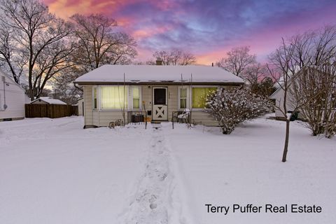 Photo of 2206 Oak Avenue, Muskegon, MI 49445 (MLS # 25060578)