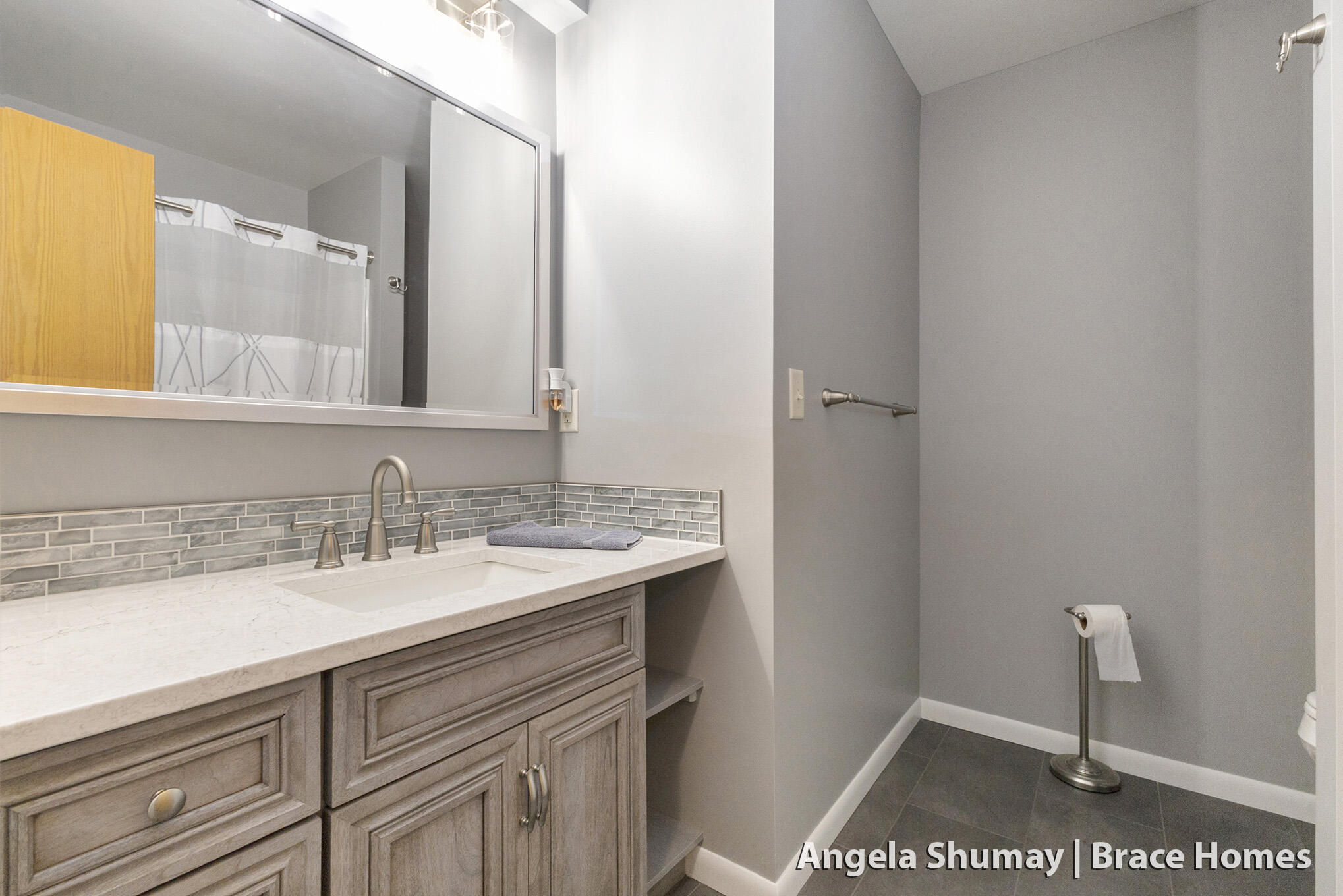 Grandville, Michigan 49418, United States, 3 Bedrooms Bedrooms, ,2 BathroomsBathrooms,Residential,Pending,229303