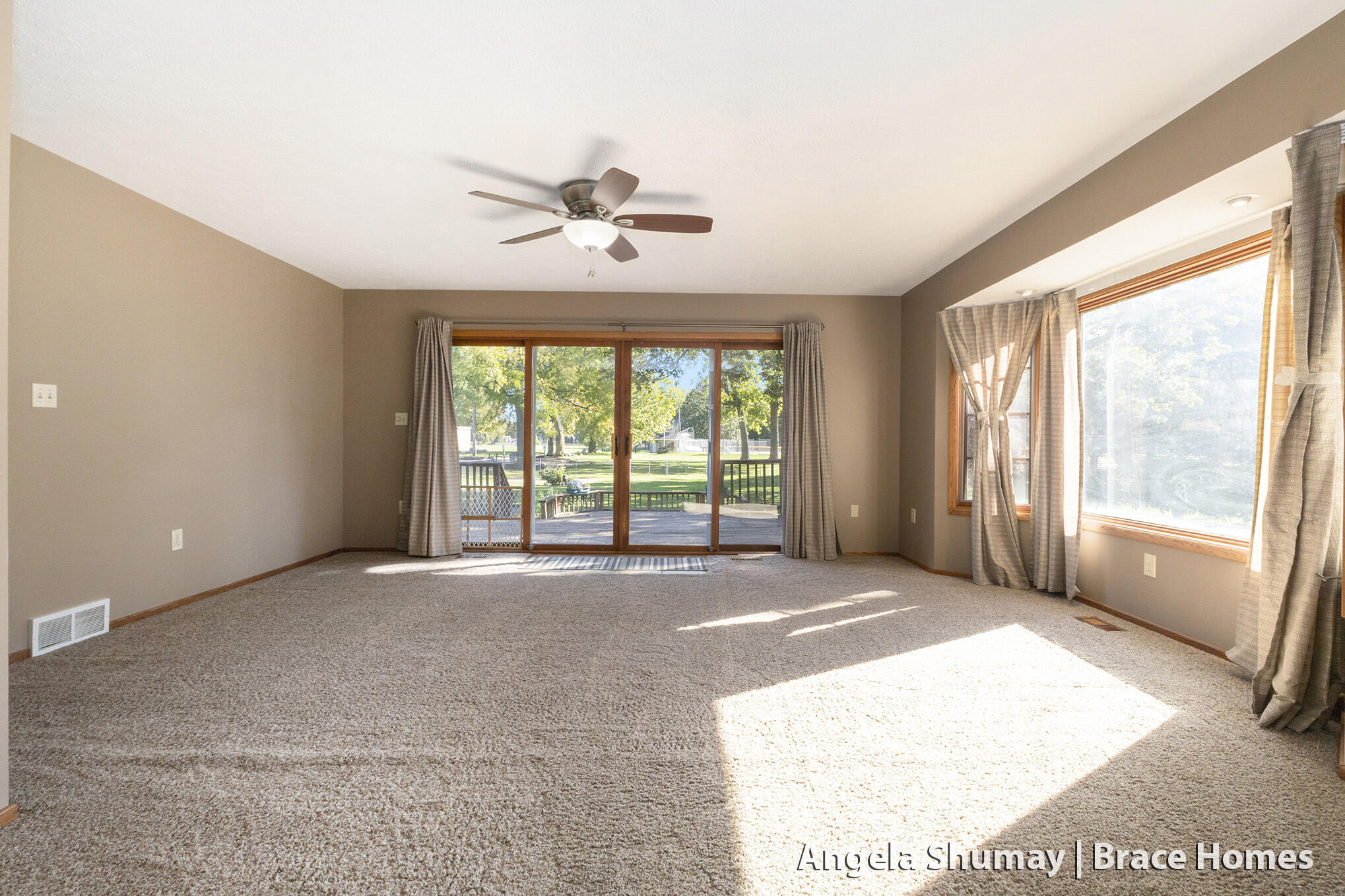 Grandville, Michigan 49418, United States, 3 Bedrooms Bedrooms, ,2 BathroomsBathrooms,Residential,Pending,229303