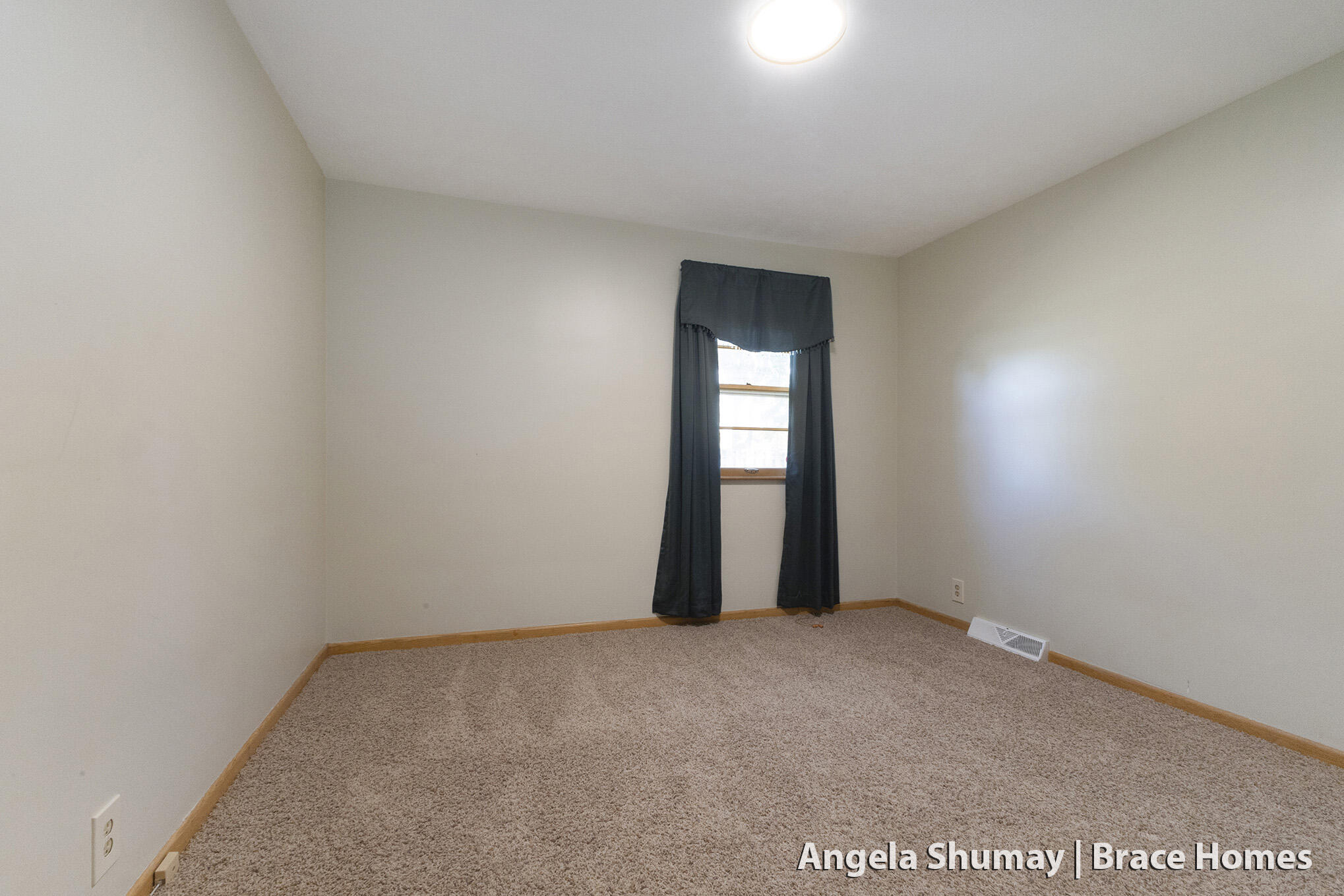 Grandville, Michigan 49418, United States, 3 Bedrooms Bedrooms, ,2 BathroomsBathrooms,Residential,Pending,229303