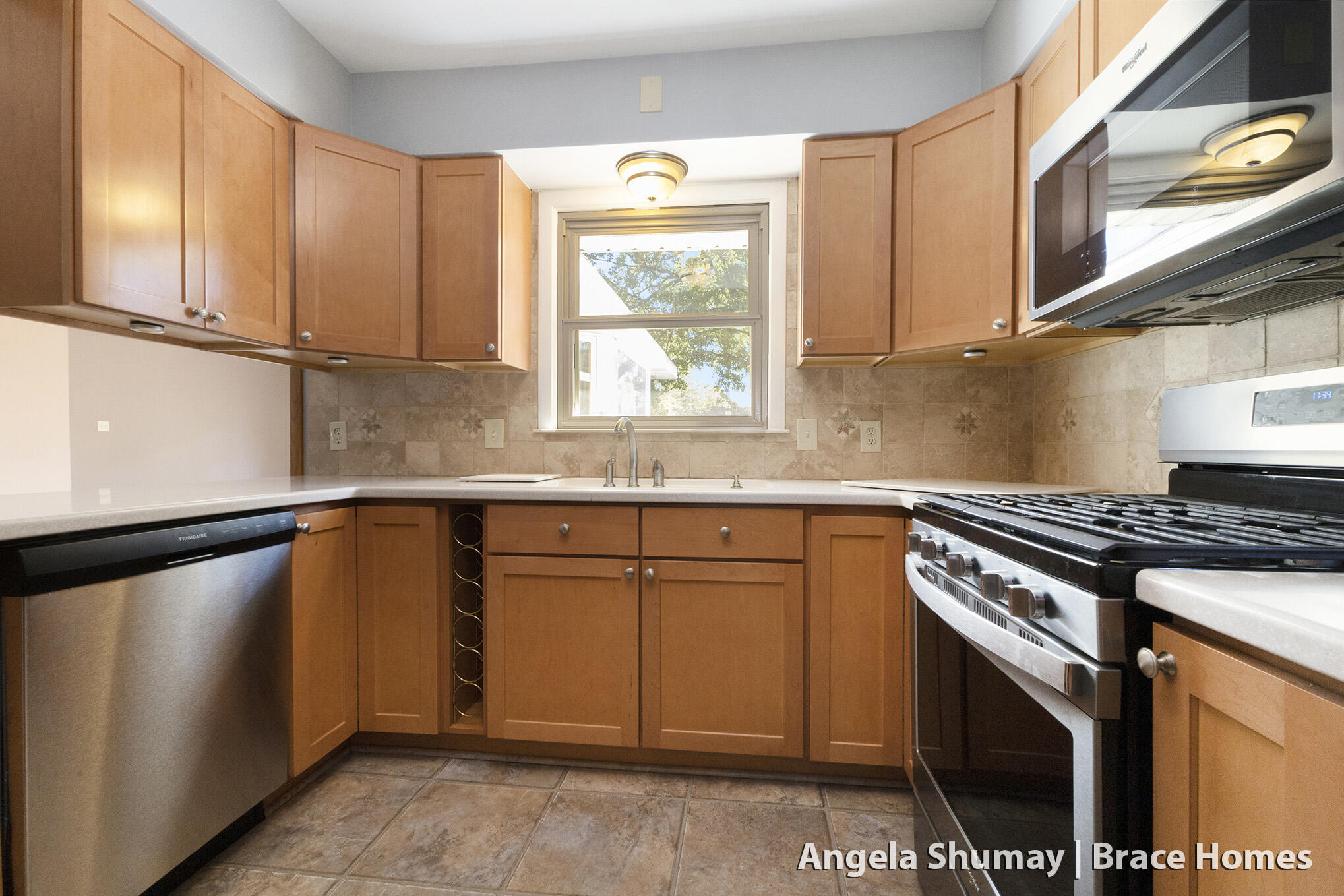 Grandville, Michigan 49418, United States, 3 Bedrooms Bedrooms, ,2 BathroomsBathrooms,Residential,Pending,229303