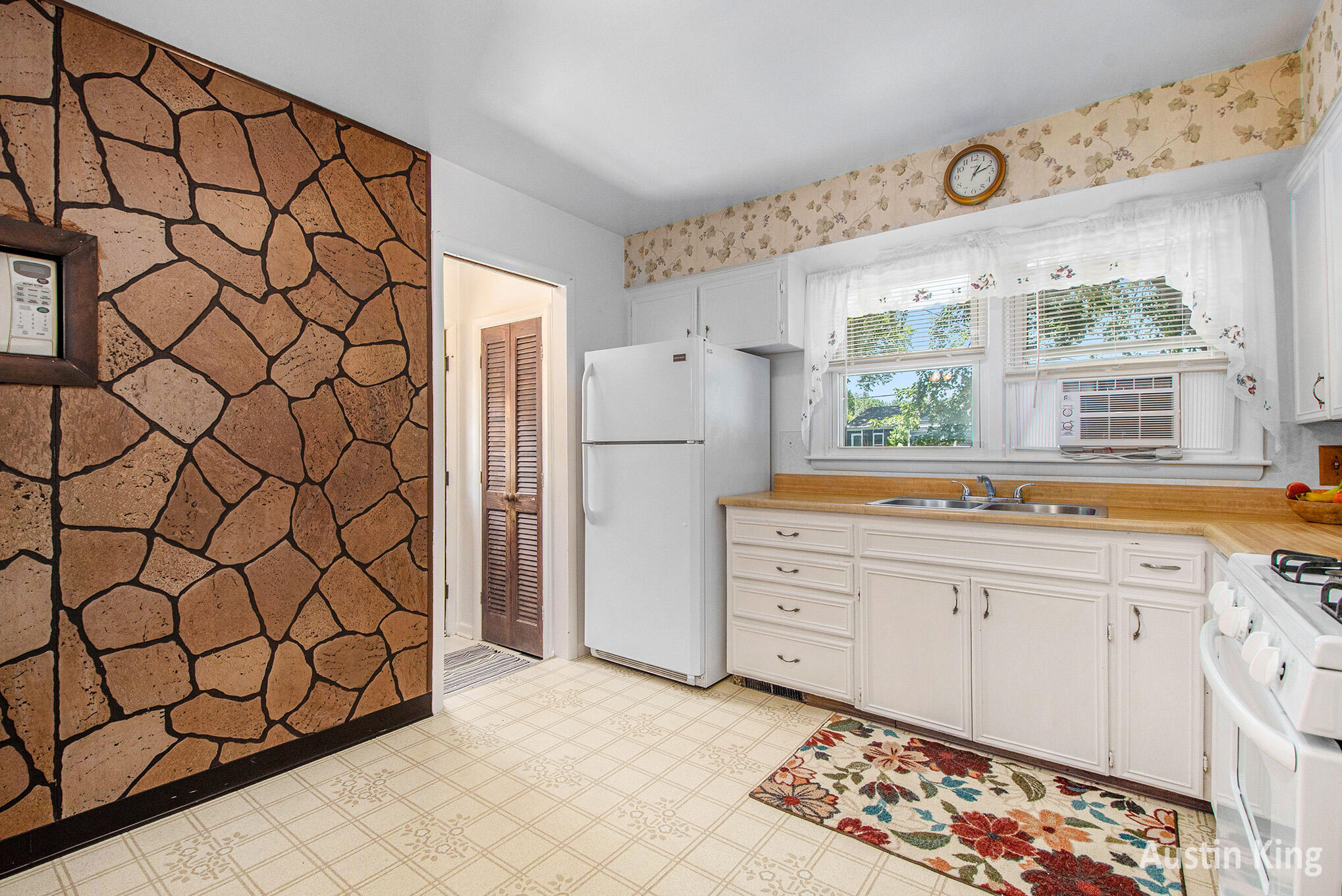 Grand Rapids, Michigan 49504, United States, 2 Bedrooms Bedrooms, ,1 BathroomBathrooms,Residential,Pending,160305