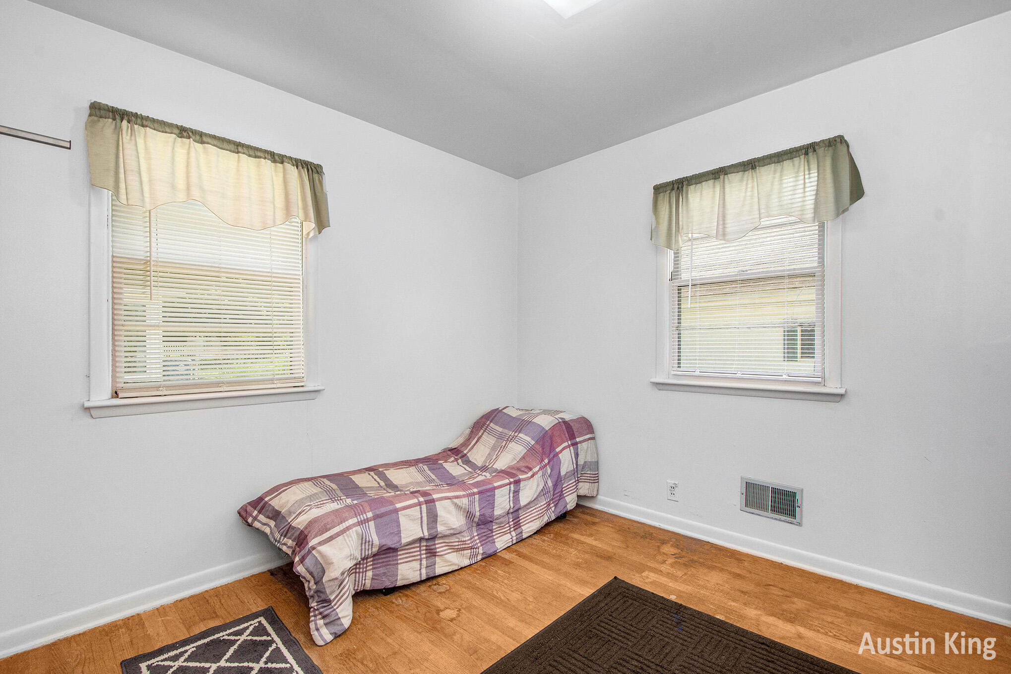 Grand Rapids, Michigan 49504, United States, 2 Bedrooms Bedrooms, ,1 BathroomBathrooms,Residential,Pending,160305