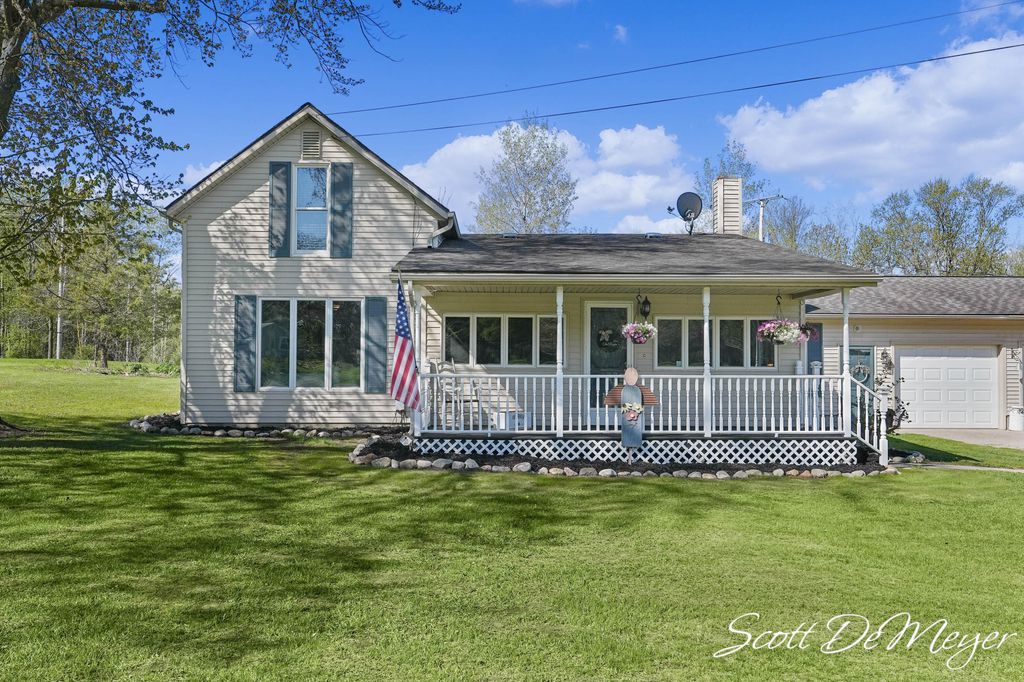 Photo of 6758 S Mt Hope Road, Carson City, MI 48811 (MLS # 26005949)