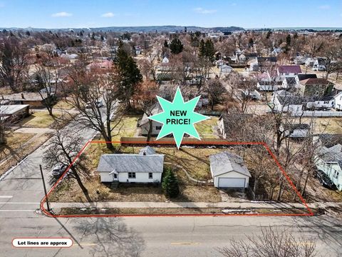 Photo of 306 E Tinkham Avenue, Ludington, MI 49431 (MLS # 26012096)