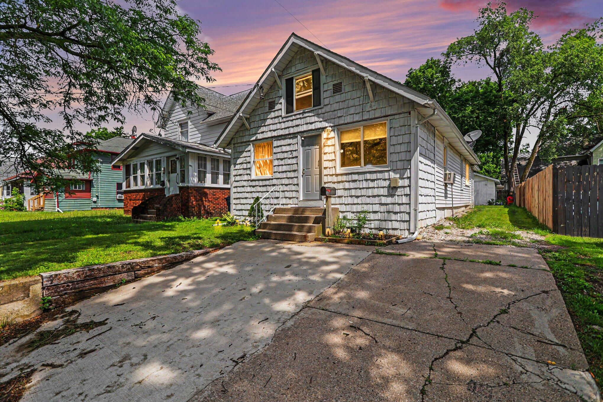Photo 1 of 19 — 31 E Kingman Avenue E, Battle Creek, MI 49014