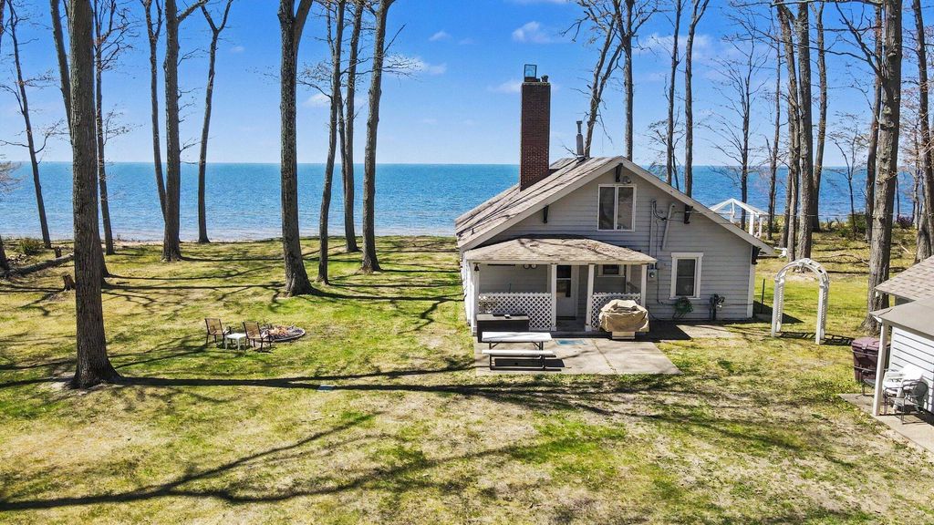 Photo of 2013 N Scenic Drive, Muskegon, MI 49445 (MLS # 26022606)