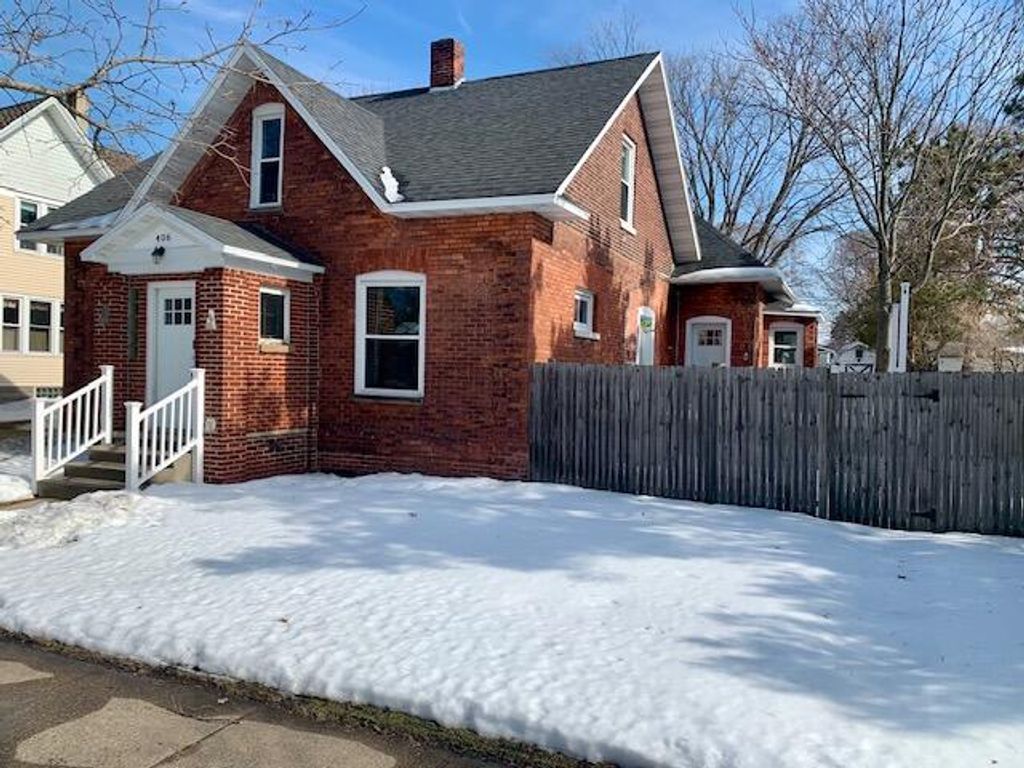 Photo of 406 N Rowe Street, Ludington, MI 49431 (MLS # 26005631)