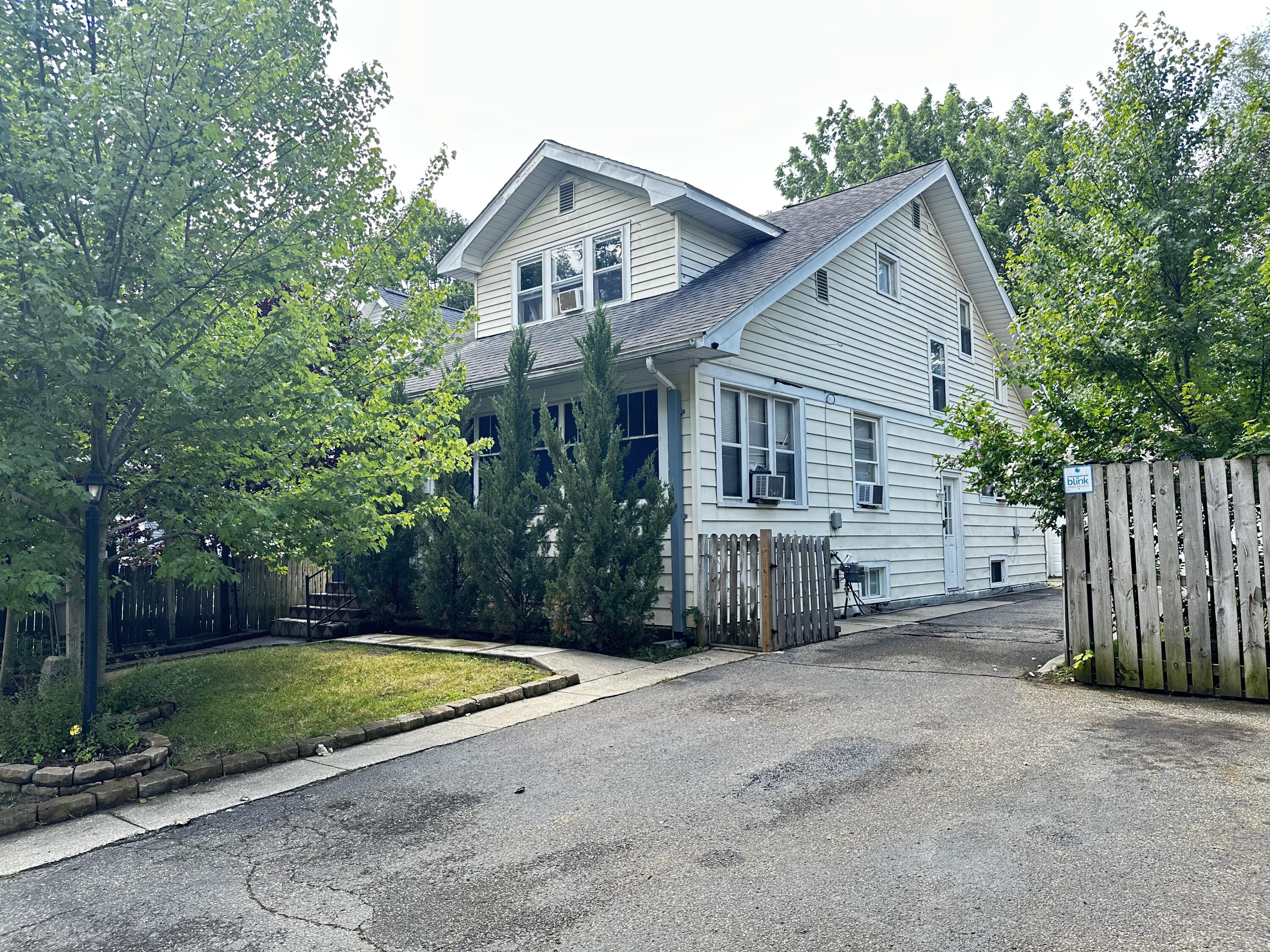 Photo 1 of 12 — 912 Reed Avenue, Kalamazoo, MI 49001