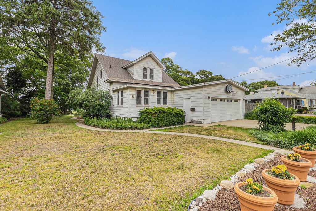 Photo of 2349 Lakeshore Drive, Muskegon, MI 49441 (MLS # 26019628)