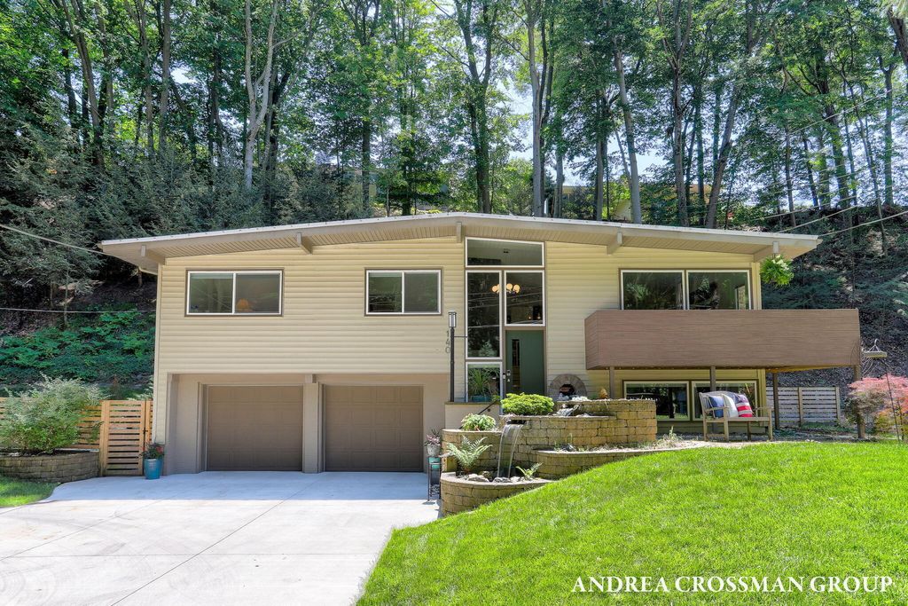 Photo of 140 Grand Avenue, Grand Haven, MI 49417 (MLS # 25035493)