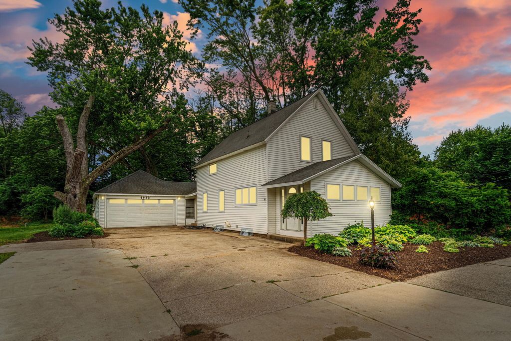 Photo of 1632 W Lakewood Boulevard, Holland, MI 49424 (MLS # 26031974)