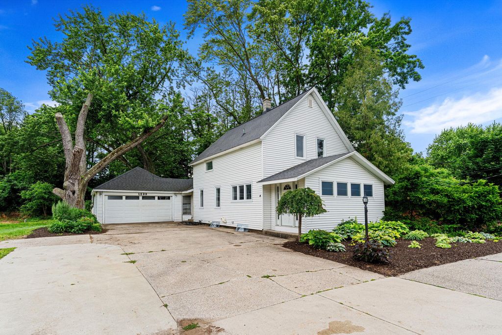 Photo of 1632 W Lakewood Boulevard, Holland, MI 49424 (MLS # 26031974)