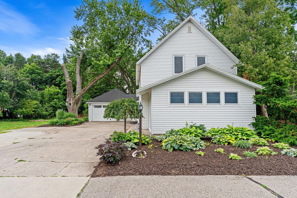 Photo of 1632 W Lakewood Boulevard, Holland, MI 49424 (MLS # 26031974)
