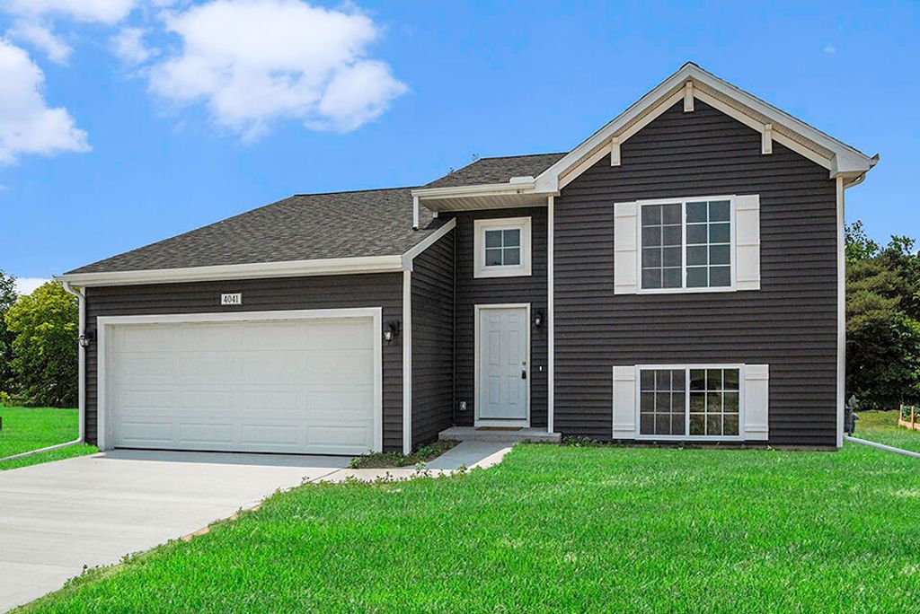 Photo of 13769 Quincy Street, Holland, MI 49424 (MLS # 26001628)