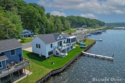 5245 Monroe Road Pentwater MI 49449