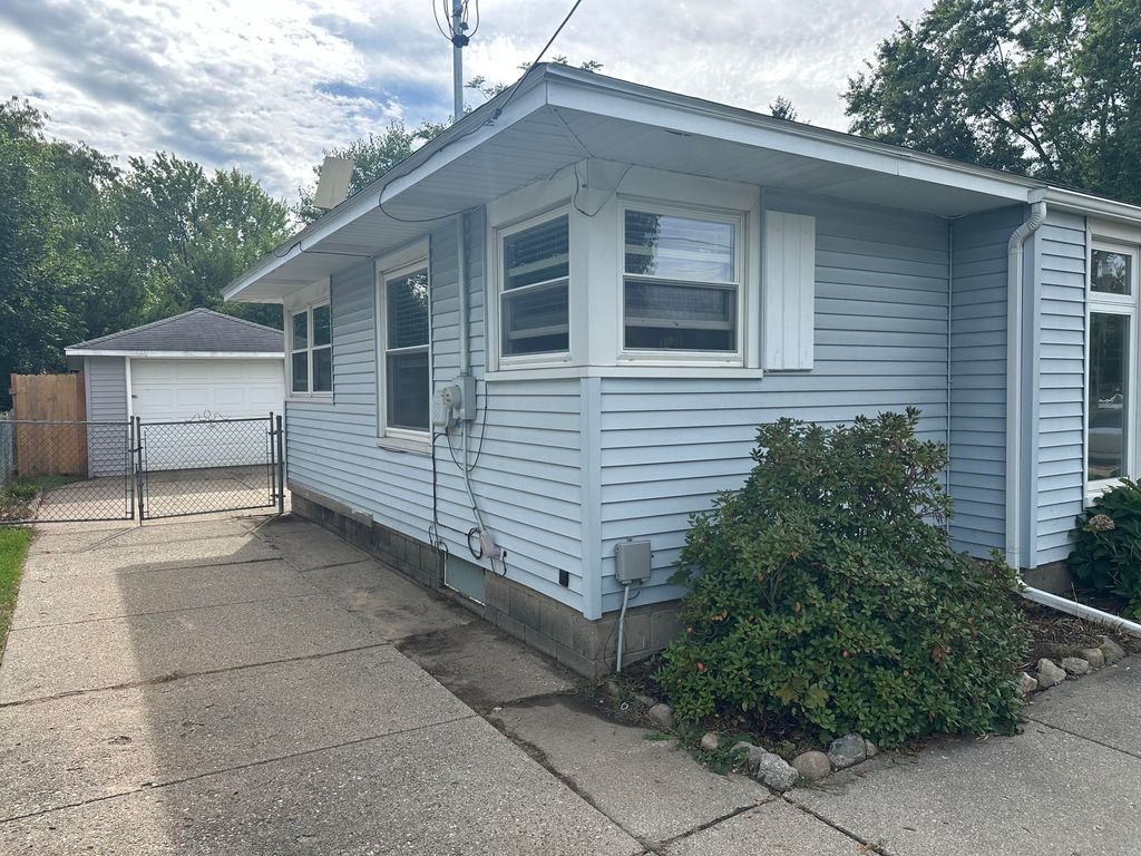 Photo of 918 Buckingham Street SW, Wyoming, MI 49509 (MLS # 25051423)