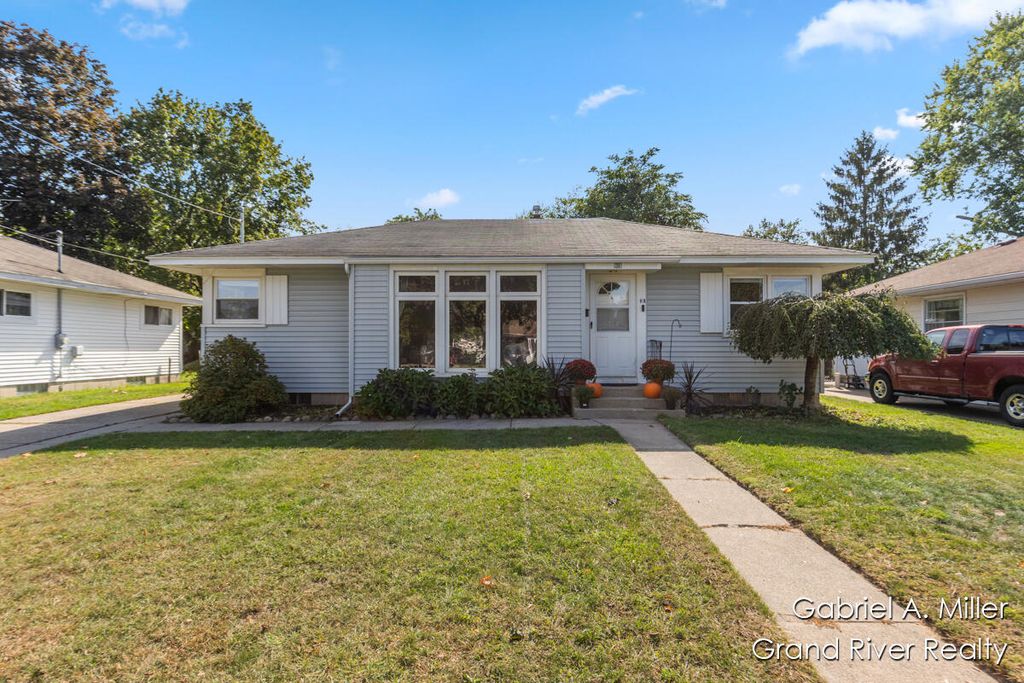 Photo of 918 Buckingham Street SW, Wyoming, MI 49509 (MLS # 25051423)
