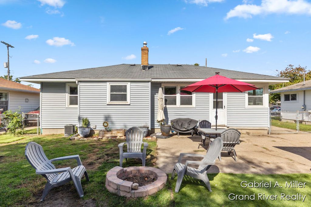 Photo of 918 Buckingham Street SW, Wyoming, MI 49509 (MLS # 25051423)