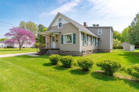 Photo of 817 Oak Street, Manistee, MI 49660 (MLS # 26023840)
