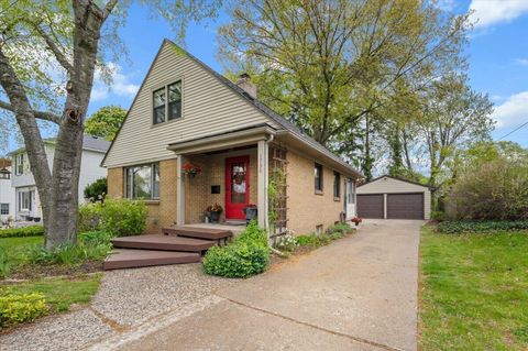 Photo of 1730 Cambridge Drive SE, Grand Rapids, MI 49506 (MLS # 26021886)