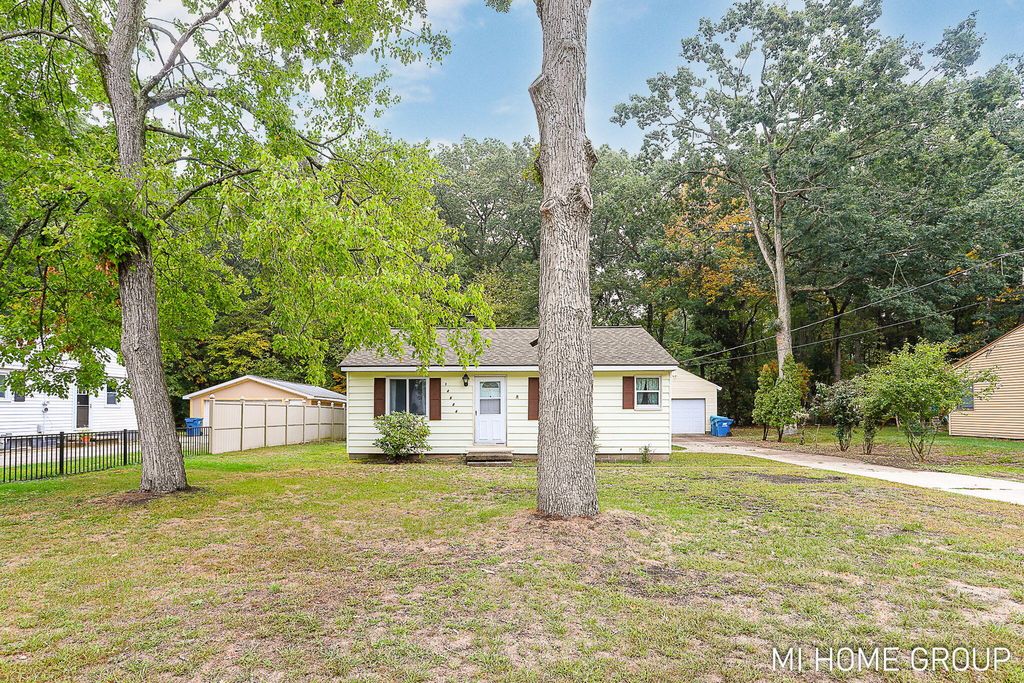 Photo of 14664 154th Avenue, Grand Haven, MI 49417 (MLS # 25049098)