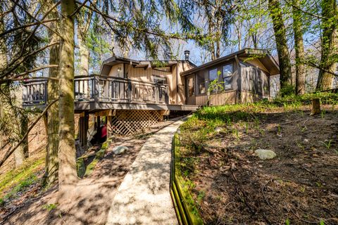 Photo of 28310 Shorewood Drive, Covert, MI 49043 (MLS # 26015640)