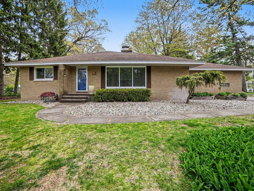 Photo of 204 N Fruitport Road, Spring Lake, MI 49456 (MLS # 26021895)