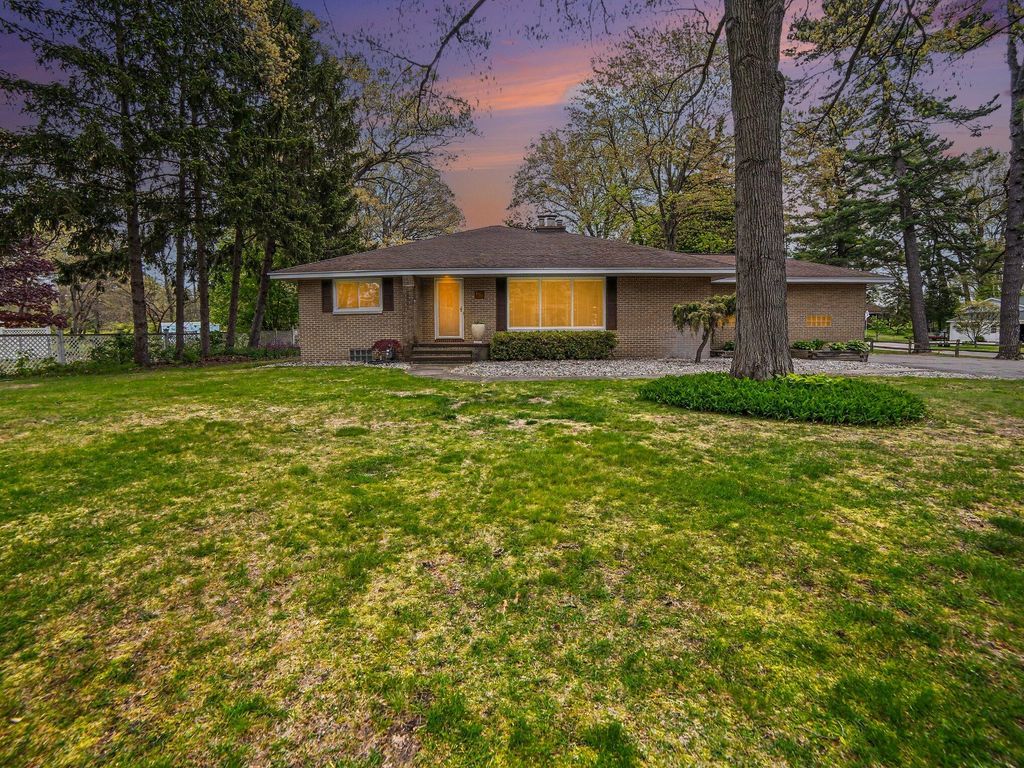 Photo of 204 N Fruitport Road, Spring Lake, MI 49456 (MLS # 26021895)