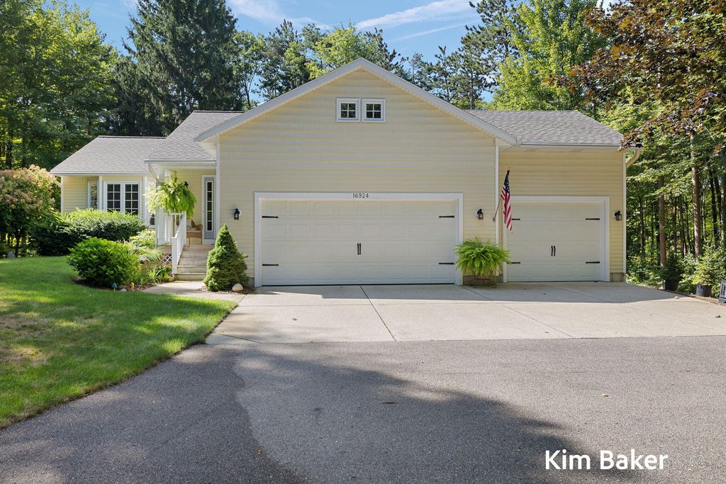 Photo of 16924 Buchanan Street, Grand Haven, MI 49417 (MLS # 25036744)