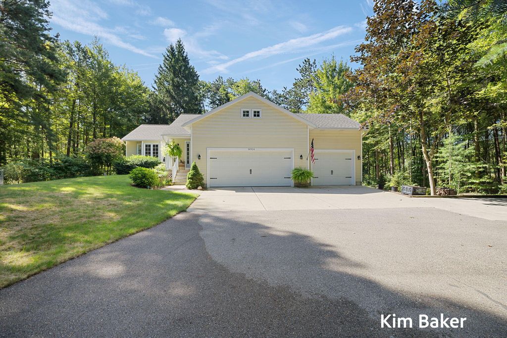 Photo of 16924 Buchanan Street, Grand Haven, MI 49417 (MLS # 25036744)