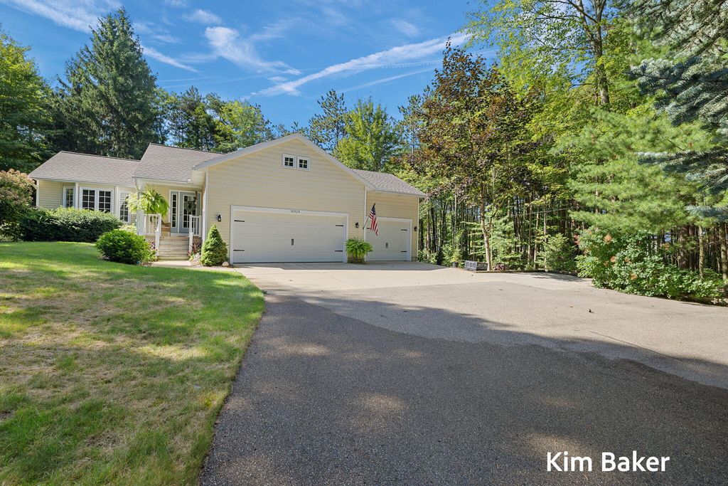Photo of 16924 Buchanan Street, Grand Haven, MI 49417 (MLS # 25036744)