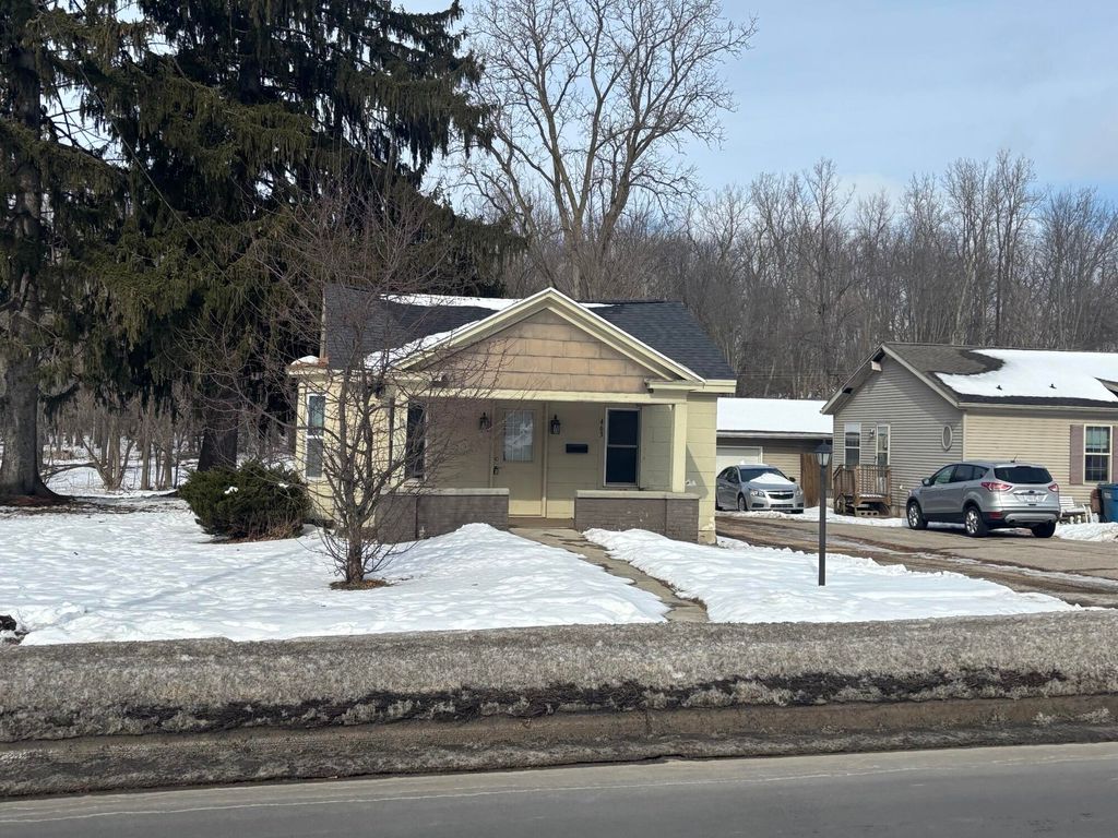 Photo of 463 E Chicago Street, Jonesville, MI 49250 (MLS # 26005370)