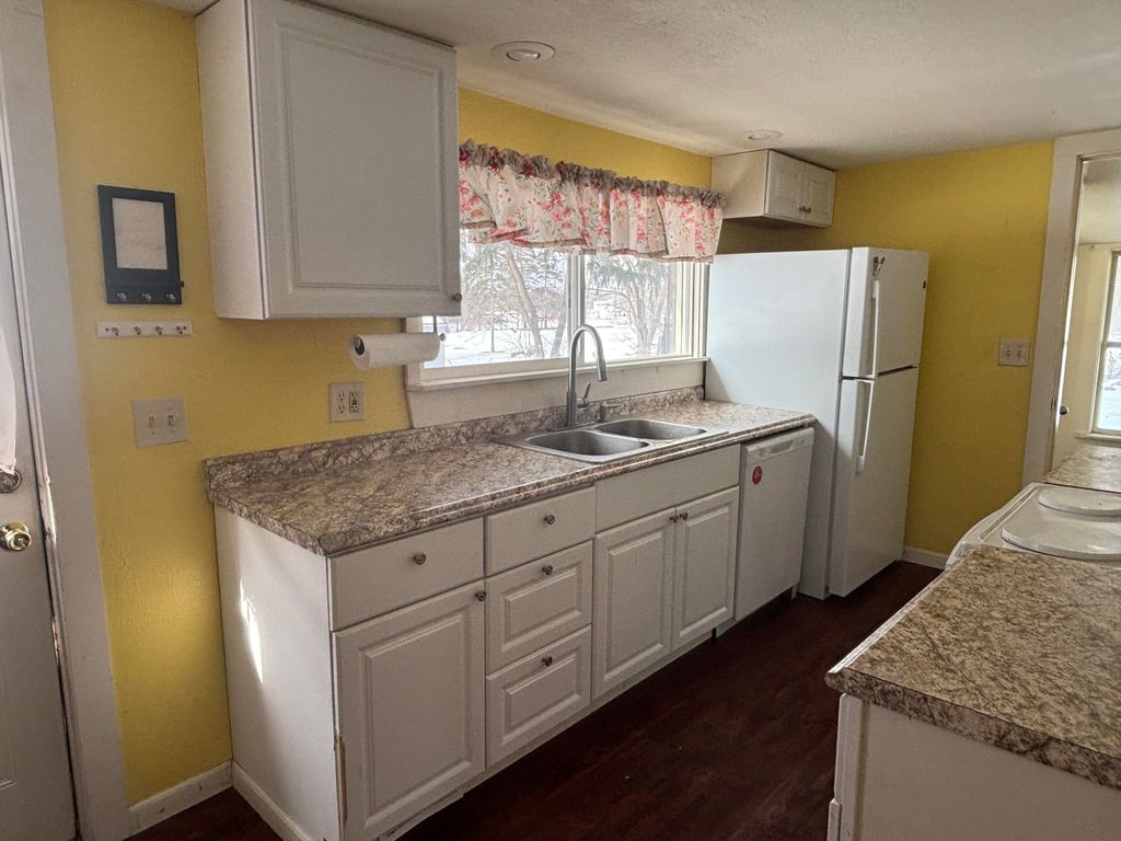 Photo of 463 E Chicago Street, Jonesville, MI 49250 (MLS # 26005370)