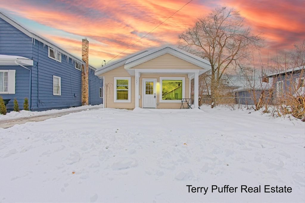 Photo of 1221 Sanford Street, Muskegon, MI 49441 (MLS # 25061068)