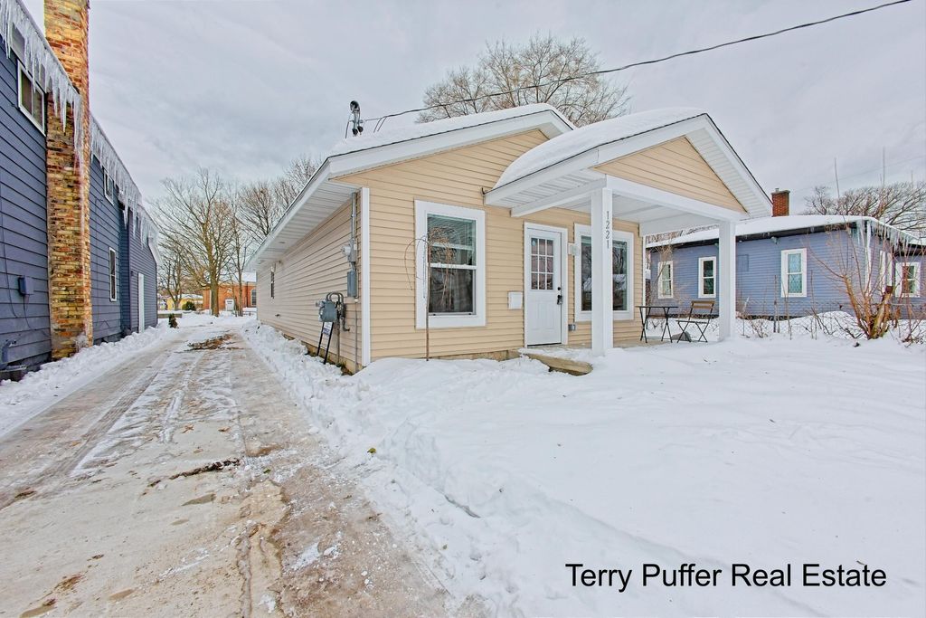 Photo of 1221 Sanford Street, Muskegon, MI 49441 (MLS # 25061068)