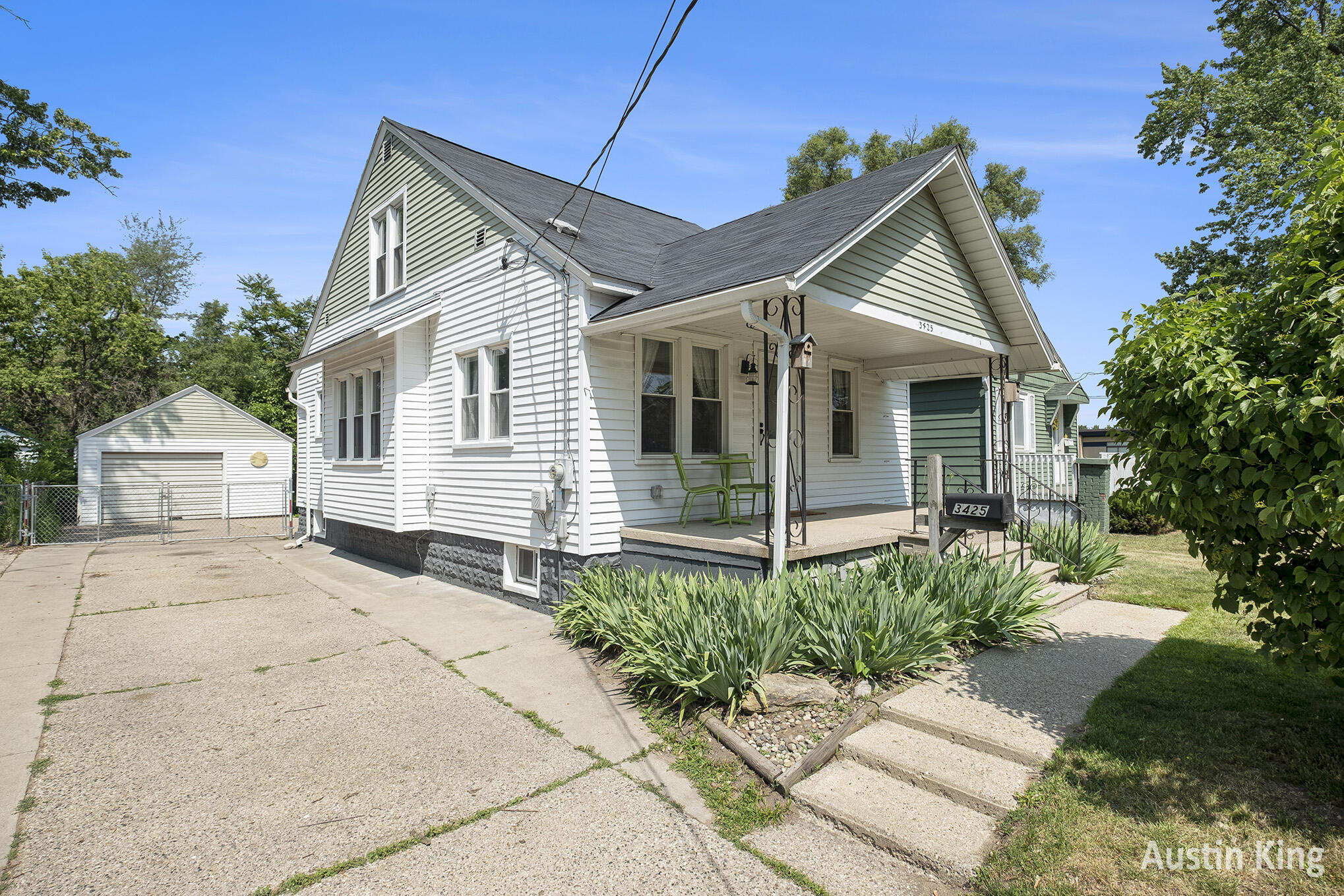 Grand Rapids, Michigan 49548, United States, 3 Bedrooms Bedrooms, ,2 BathroomsBathrooms,Residential,Pending,153343