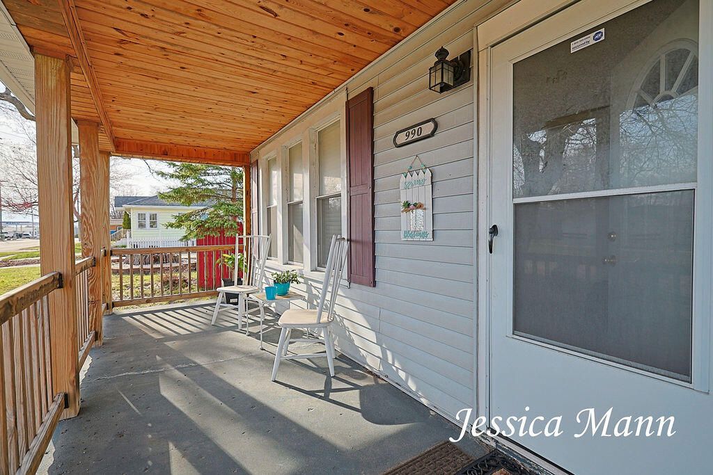 Photo of 990 W Laketon Avenue, Muskegon, MI 49441 (MLS # 26013985)