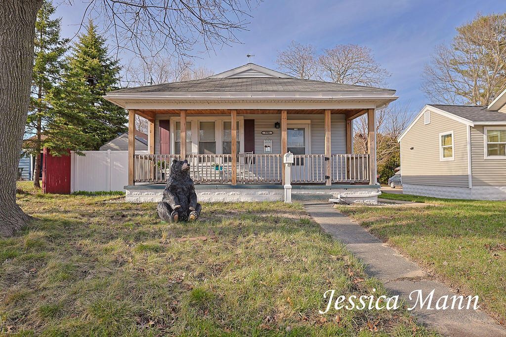 Photo of 990 W Laketon Avenue, Muskegon, MI 49441 (MLS # 26013985)