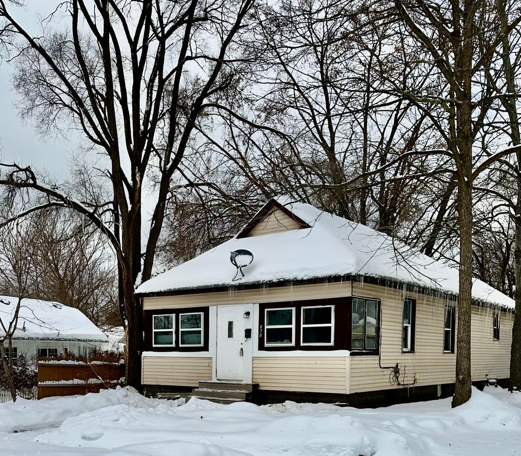 Photo of 828 W Larch Avenue, Muskegon, MI 49441 (MLS # 25061964)