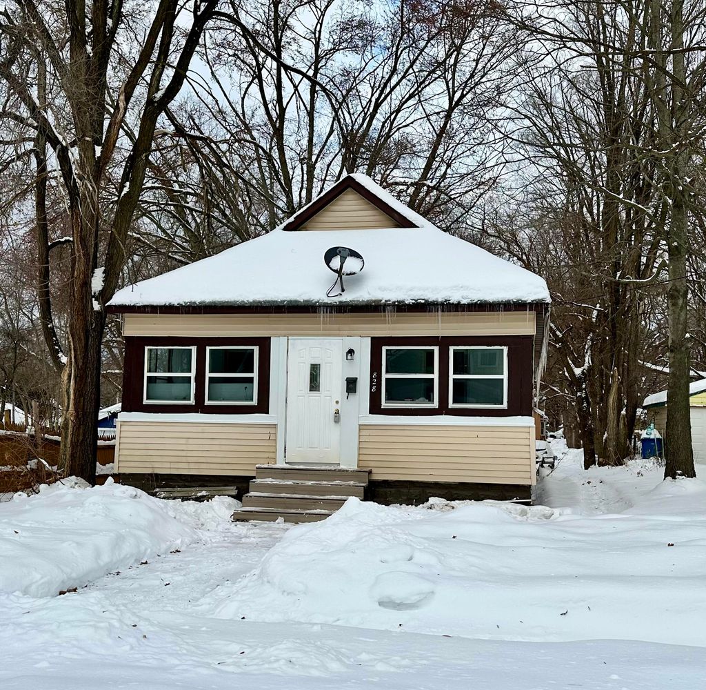 Photo of 828 W Larch Avenue, Muskegon, MI 49441 (MLS # 25061964)